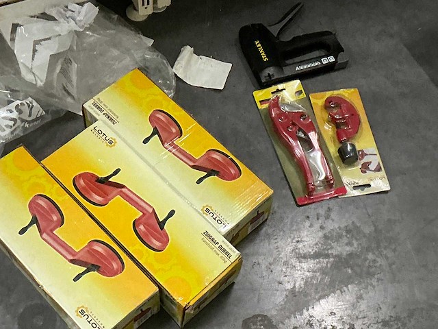 Volledige inhoud opbergruimte 1e verdiep - afbeelding 7 van  10