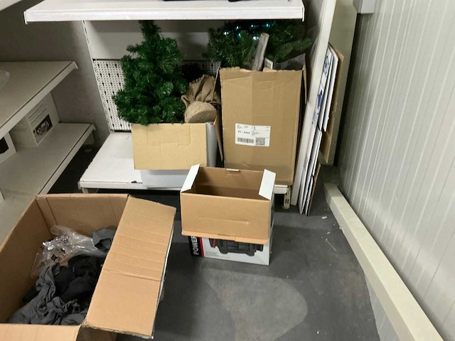 Volledige inhoud opbergruimte 1e verdiep - afbeelding 9 van  10