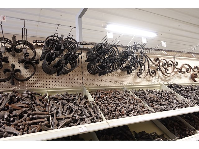 Volledige inhoud rek divers smeedwerk - afbeelding 2 van  27