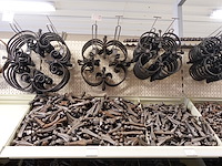 Volledige inhoud rek divers smeedwerk - afbeelding 3 van  27