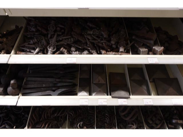 Volledige inhoud rek divers smeedwerk - afbeelding 4 van  27