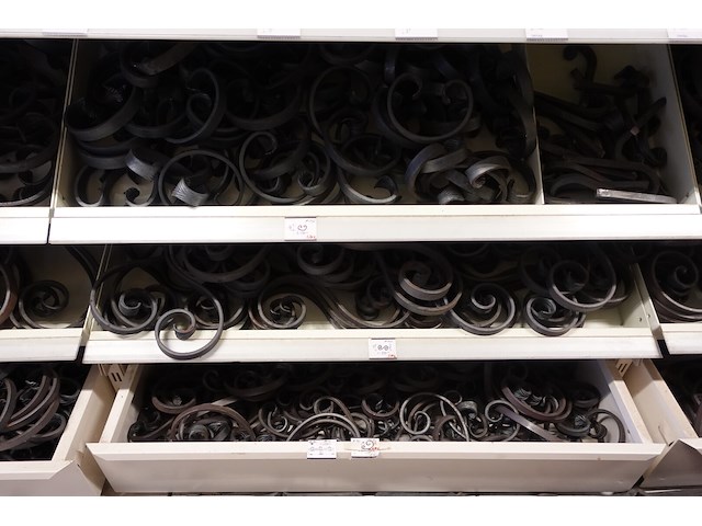 Volledige inhoud rek divers smeedwerk - afbeelding 5 van  27