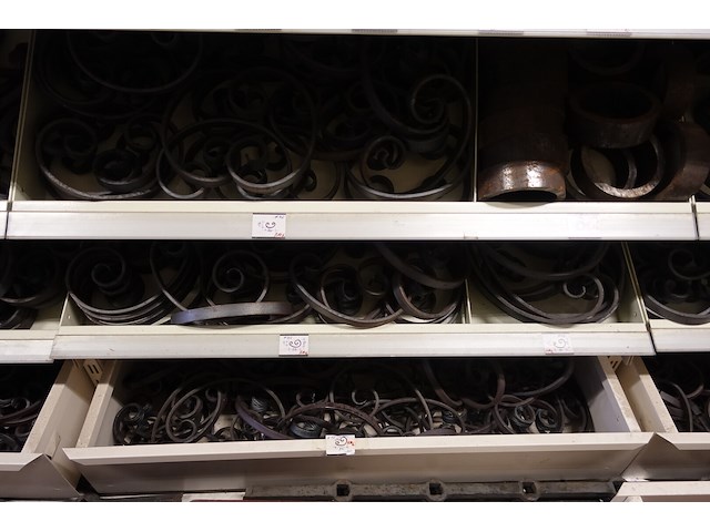 Volledige inhoud rek divers smeedwerk - afbeelding 7 van  27