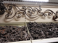 Volledige inhoud rek divers smeedwerk - afbeelding 8 van  27