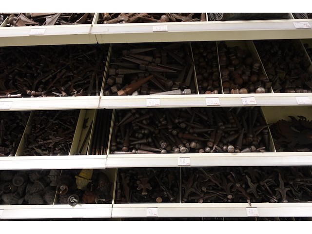 Volledige inhoud rek divers smeedwerk - afbeelding 13 van  27