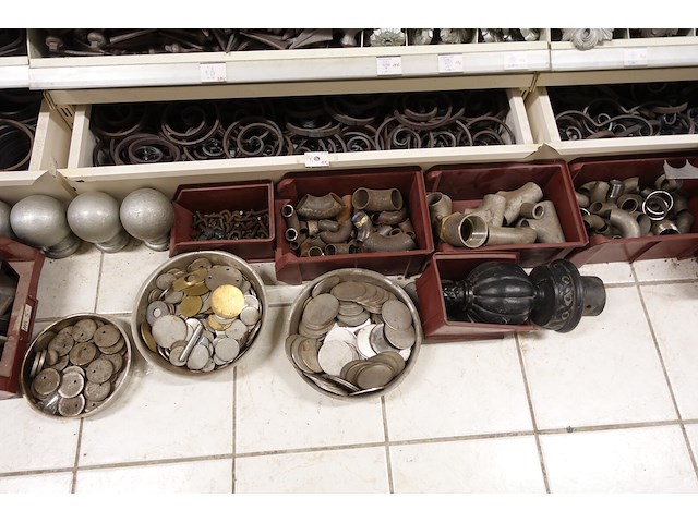 Volledige inhoud rek divers smeedwerk - afbeelding 14 van  27