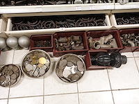 Volledige inhoud rek divers smeedwerk - afbeelding 14 van  27