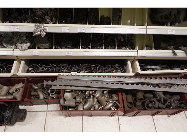 Volledige inhoud rek divers smeedwerk - afbeelding 15 van  27