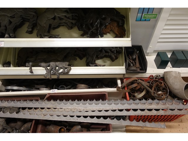 Volledige inhoud rek divers smeedwerk - afbeelding 17 van  27