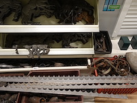 Volledige inhoud rek divers smeedwerk - afbeelding 17 van  27