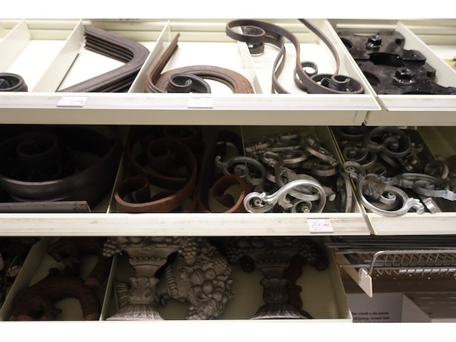 Volledige inhoud rek divers smeedwerk - afbeelding 18 van  27