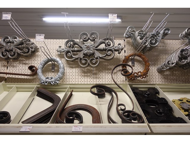 Volledige inhoud rek divers smeedwerk - afbeelding 19 van  27