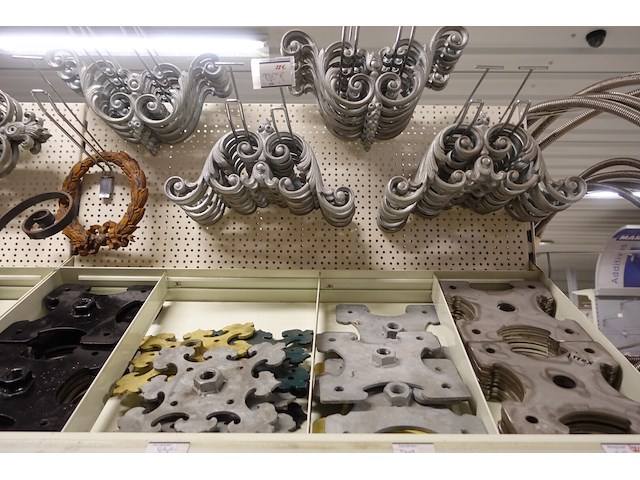 Volledige inhoud rek divers smeedwerk - afbeelding 20 van  27