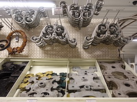 Volledige inhoud rek divers smeedwerk - afbeelding 20 van  27