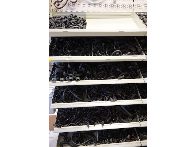 Volledige inhoud rek divers smeedwerk - afbeelding 21 van  27