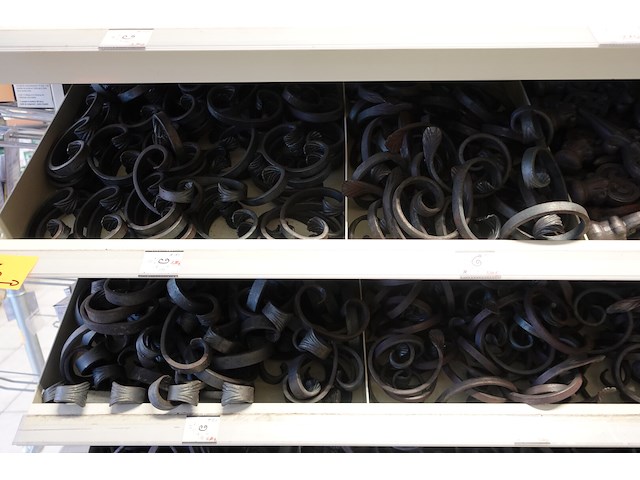 Volledige inhoud rek divers smeedwerk - afbeelding 23 van  27