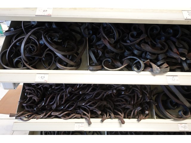 Volledige inhoud rek divers smeedwerk - afbeelding 24 van  27