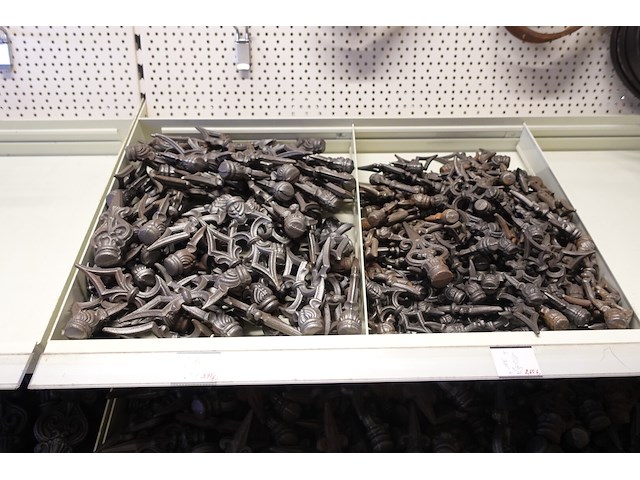 Volledige inhoud rek divers smeedwerk - afbeelding 25 van  27