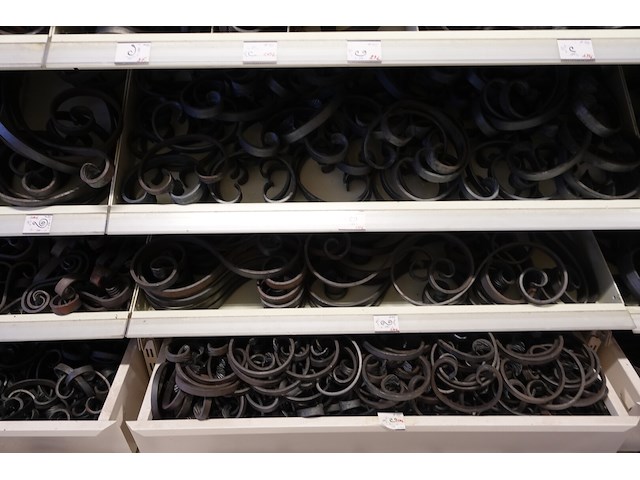 Volledige inhoud rek divers smeedwerk - afbeelding 27 van  27