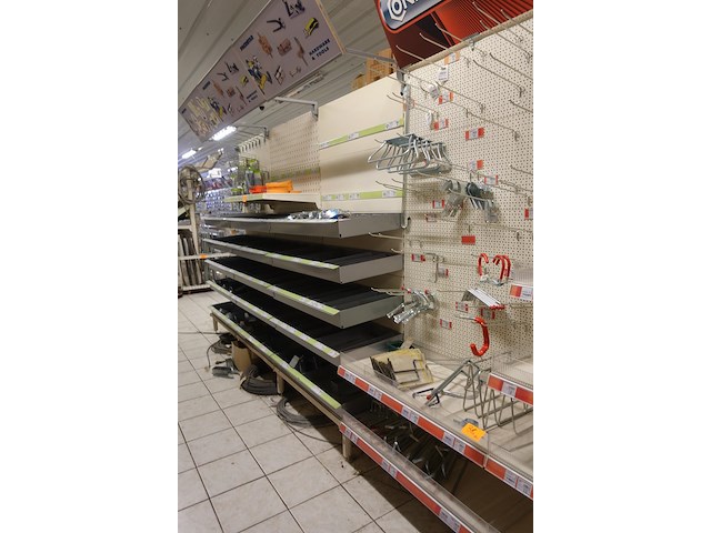 Volledige inhoud rek diverse ijzerwaren - afbeelding 1 van  13