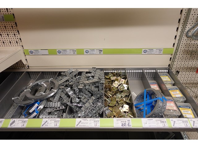 Volledige inhoud rek diverse ijzerwaren - afbeelding 10 van  13