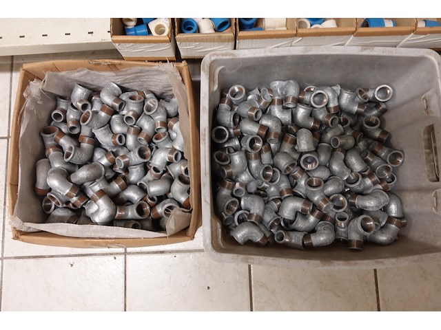 Volledige inhoud rek diverse ijzerwaren - afbeelding 4 van  16