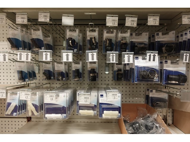 Volledige inhoud rek diverse ijzerwaren - afbeelding 8 van  16