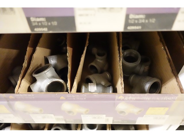 Volledige inhoud rek diverse ijzerwaren - afbeelding 13 van  16