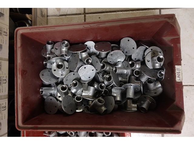 Volledige inhoud rek diverse ijzerwaren - afbeelding 16 van  16