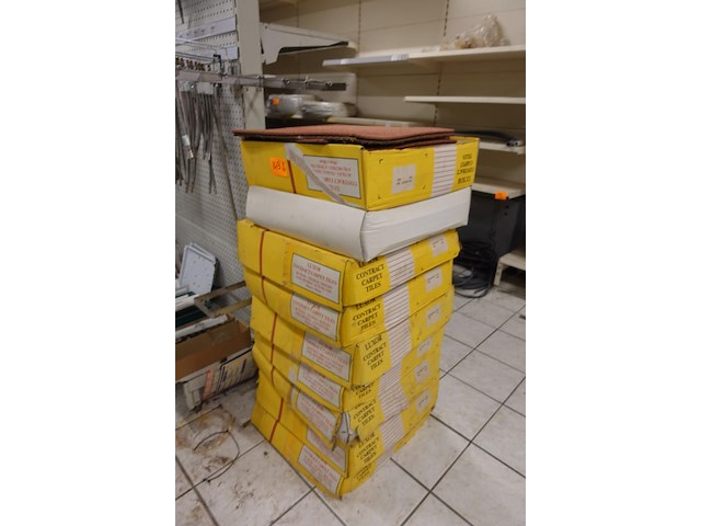 Volledige inhoud rek diverse tapijten - afbeelding 3 van  9