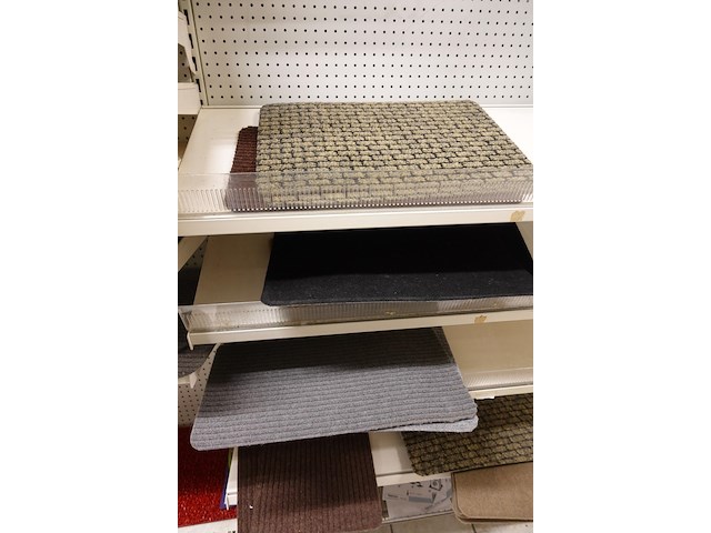 Volledige inhoud rek diverse tapijten - afbeelding 5 van  9