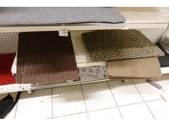Volledige inhoud rek diverse tapijten - afbeelding 6 van  9
