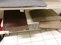 Volledige inhoud rek diverse tapijten - afbeelding 6 van  9