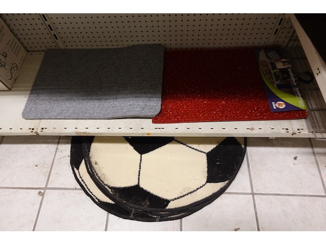 Volledige inhoud rek diverse tapijten - afbeelding 7 van  9