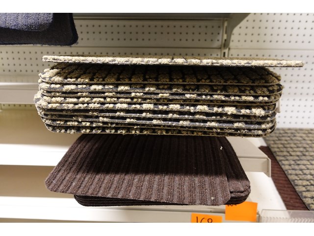 Volledige inhoud rek diverse tapijten - afbeelding 8 van  9