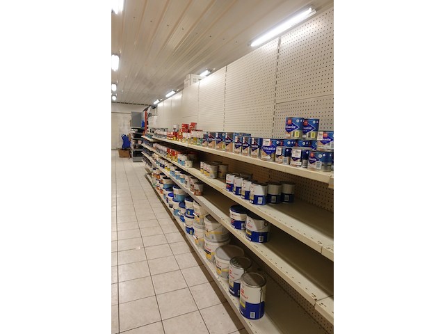 Volledige inhoud rek diverse verven - afbeelding 1 van  13