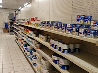 Volledige inhoud rek diverse verven - afbeelding 1 van  13