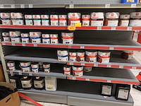 Volledige inhoud rek diverse verven/producten - afbeelding 1 van  5