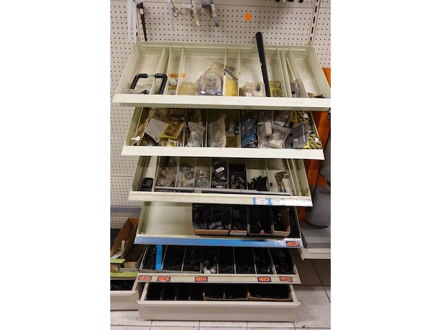 Volledige inhoud rek diversen - afbeelding 6 van  9