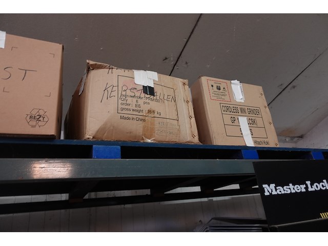 Volledige inhoud rek diversen - afbeelding 22 van  30