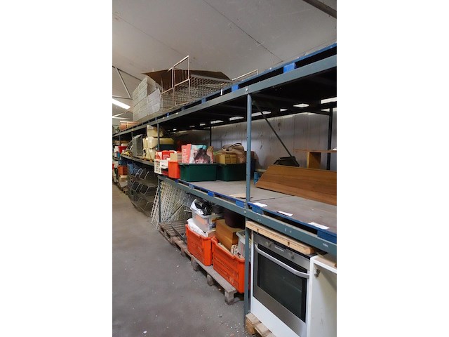 Volledige inhoud rek diversen - afbeelding 23 van  30