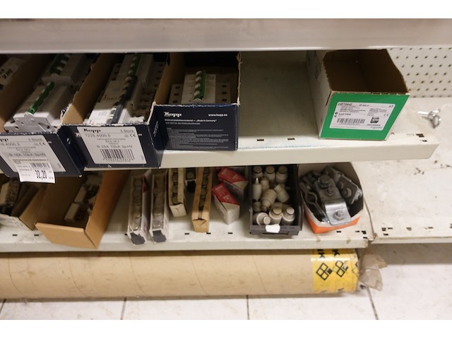 Volledige inhoud rek elektrisch toebehoren - afbeelding 3 van  11