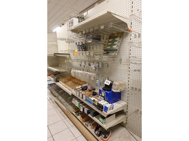 Volledige inhoud rek elektrisch toebehoren - afbeelding 1 van  11