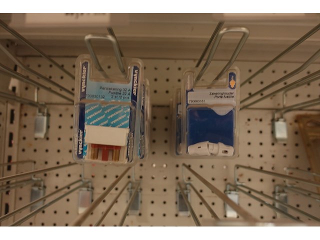 Volledige inhoud rek elektrisch toebehoren - afbeelding 7 van  11