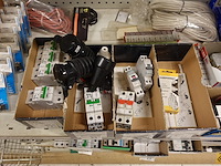 Volledige inhoud rek elektrisch toebehoren - afbeelding 9 van  11