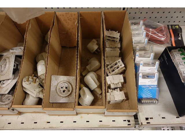 Volledige inhoud rek elektrisch toebehoren - afbeelding 10 van  11