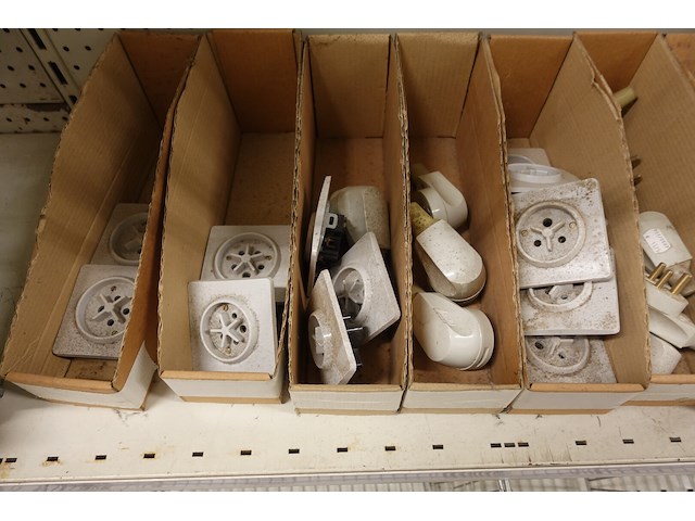 Volledige inhoud rek elektrisch toebehoren - afbeelding 11 van  11