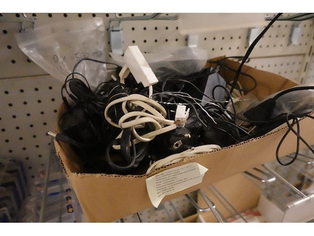 Volledige inhoud rek elektrisch toebehoren - afbeelding 6 van  16