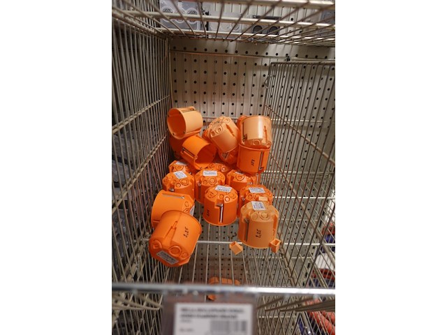 Volledige inhoud rek elektrisch toebehoren - afbeelding 11 van  16