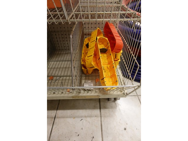 Volledige inhoud rek elektrisch toebehoren - afbeelding 12 van  16